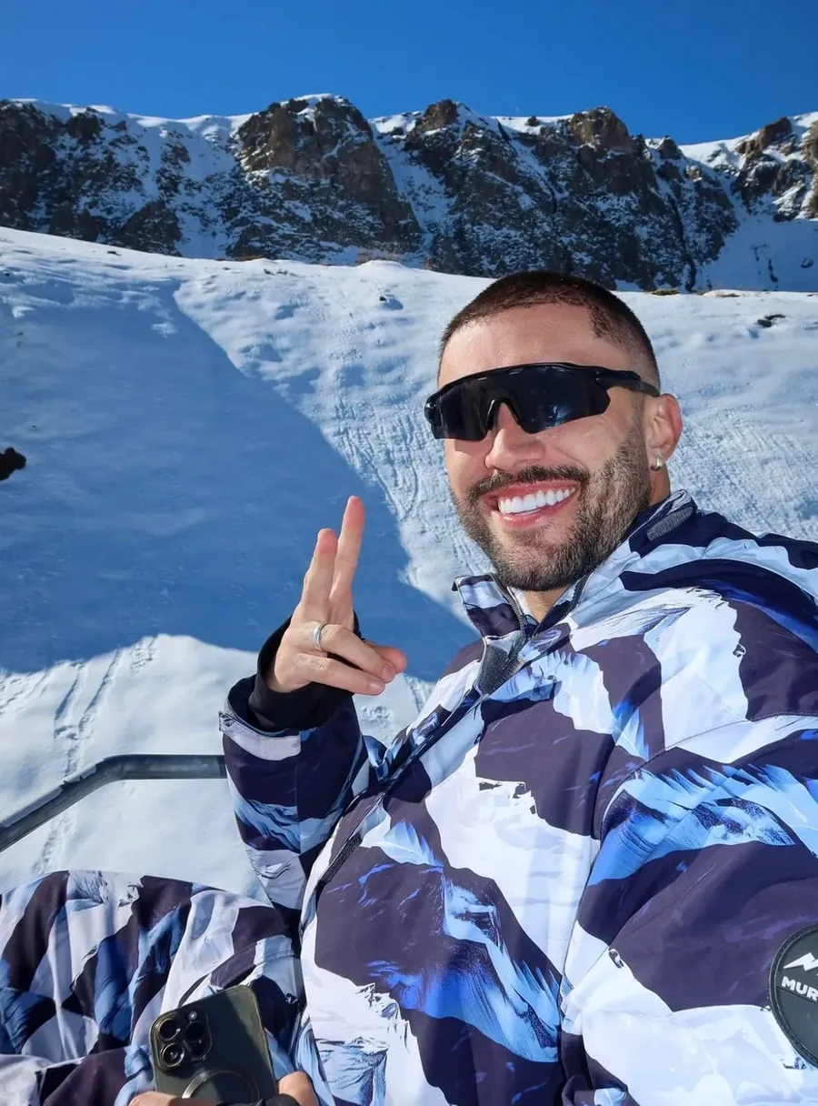 Arthur em viagem em cenário com neve